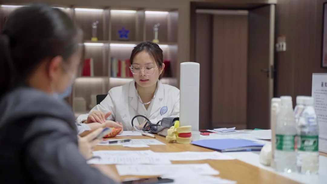 健康義診進(jìn)中庭，跟emo說拜拜